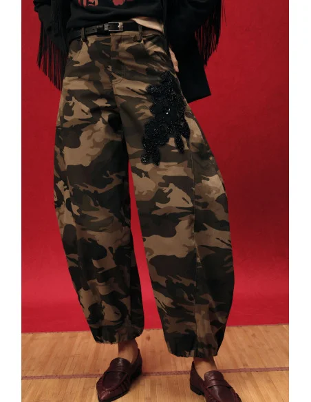 Pantalon palazzo à motif camouflage avec broderie latérale Dixie