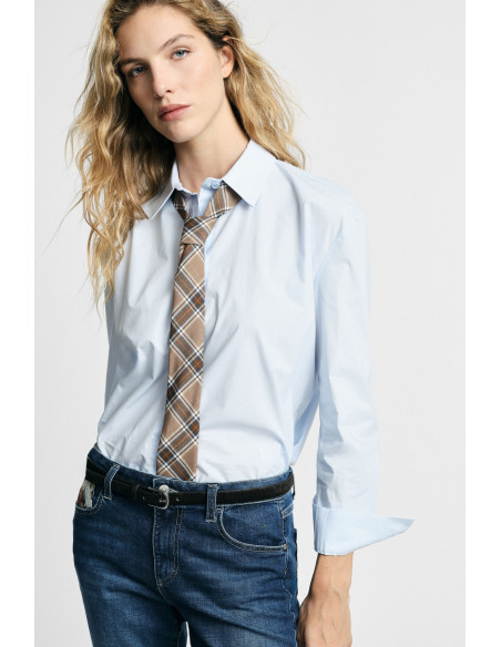 Une chemise de coupe classique et une cravate à carreaux, Please