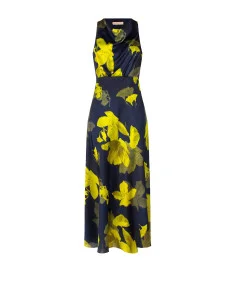 Robe longue et fluide en satin légèrement froncé, avec un motif floral de style Rinascimento