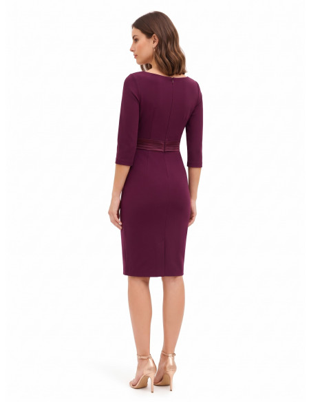 Robe fourreau en crêpe scuba avec détail à la taille en satin et bijou arborant le logo Rinascimento
