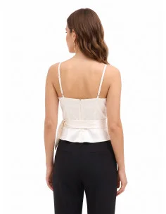 Crop top en satin avec encolure en V croisée et noué sur un côté – Rinascimento 2