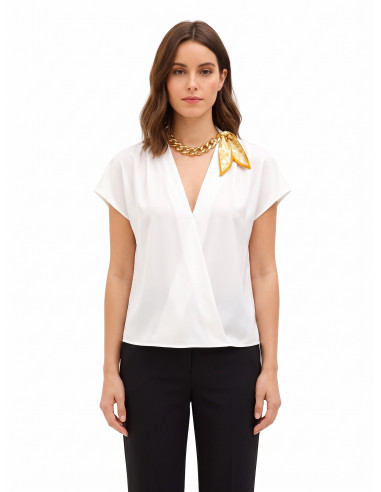 Blusa In Raso Opaco Scollo A V Con Catena E Foulard Intrecciati Rinascimento