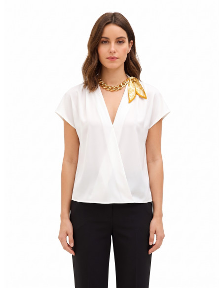 Blusa In Raso Opaco Scollo A V Con Catena E Foulard Intrecciati Rinascimento