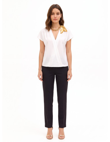 Blusa In Raso Opaco Scollo A V Con Catena E Foulard Intrecciati Rinascimento
