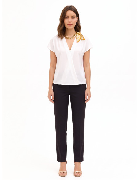 Blusa In Raso Opaco Scollo A V Con Catena E Foulard Intrecciati Rinascimento