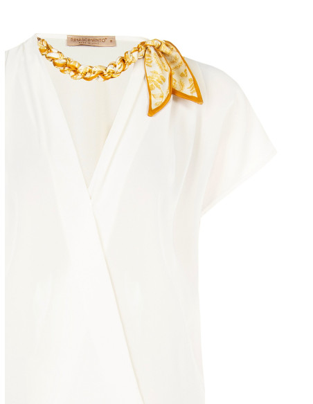 Blouse en satin mat à encolure en V, avec chaîne et foulard tressés « Rinascimento »