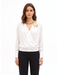 Blouse ample en satin mat, encolure en V croisée, avec collier composé d'un foulard et d'une chaîne « Rinascimento »