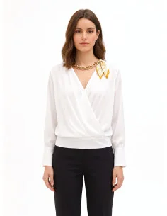 Blouse ample en satin mat, encolure en V croisée, avec collier composé d'un foulard et d'une chaîne « Rinascimento »