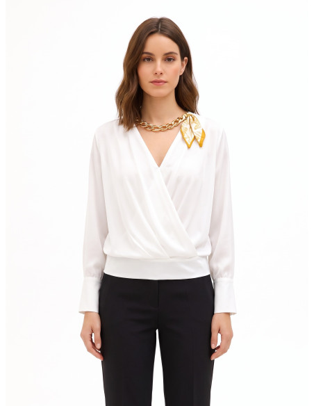 Blouse ample en satin mat, encolure en V croisée, avec collier composé d'un foulard et d'une chaîne « Rinascimento »