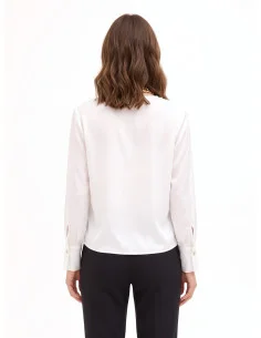 Blouse ample en satin mat, encolure en V croisée, avec collier composé d'un foulard et d'une chaîne « Rinascimento » 2