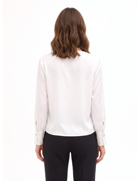 Blouse ample en satin mat, encolure en V croisée, avec collier composé d'un foulard et d'une chaîne « Rinascimento »