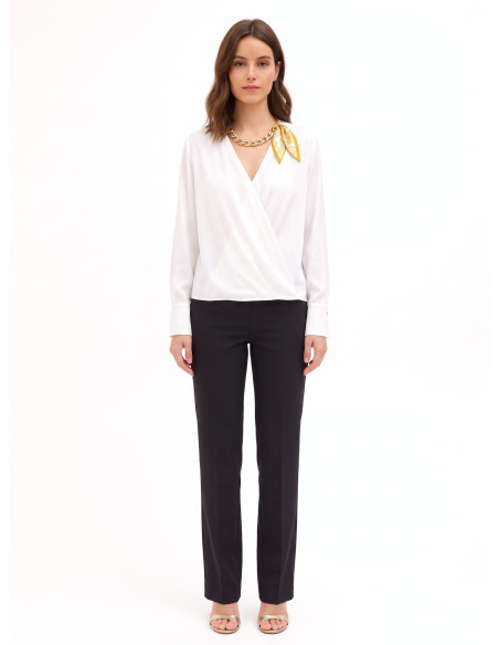 Blouse ample en satin mat, encolure en V croisée, avec collier composé d'un foulard et d'une chaîne « Rinascimento »