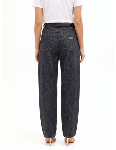 Wide-leg jeans with a logo patch on the back pocket – Rinascimento 2