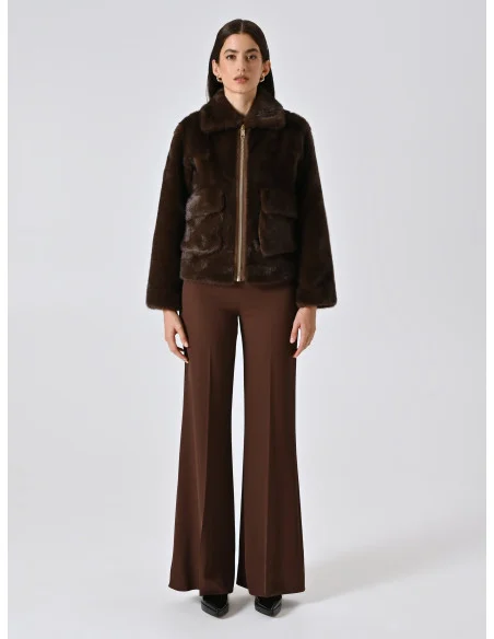 Manteau court en fausse fourrure avec maxi poches Rinascimento - Chocolat