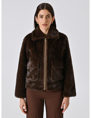 Manteau court en fausse fourrure avec maxi poches Rinascimento - Chocolat