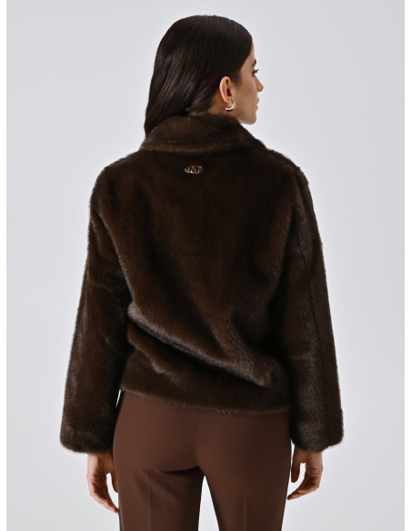 Manteau court en fausse fourrure avec maxi poches Rinascimento - Chocolat