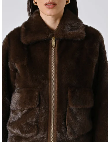 Manteau court en fausse fourrure avec maxi poches Rinascimento - Chocolat