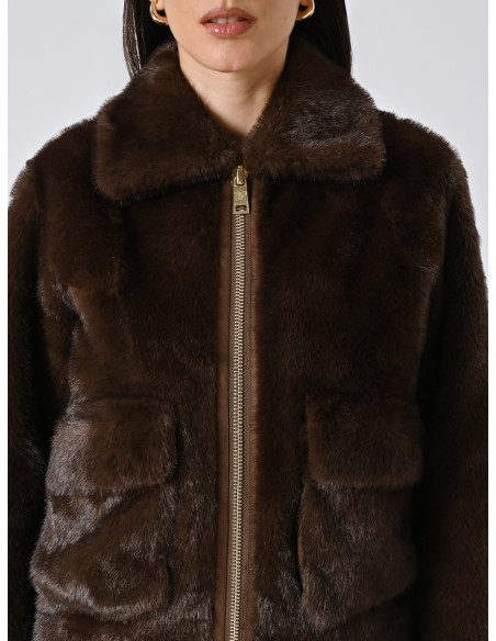 Manteau court en fausse fourrure avec maxi poches Rinascimento - Chocolat