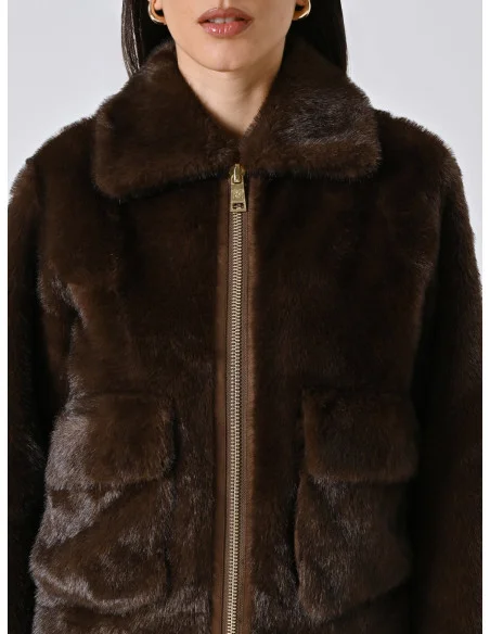 Manteau court en fausse fourrure avec maxi poches Rinascimento - Chocolat