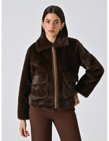 Manteau court en fausse fourrure avec maxi poches Rinascimento - Chocolat