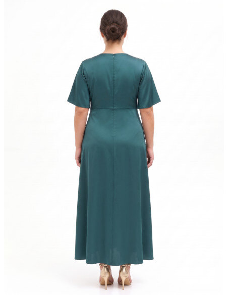 Robe longue grande taille évasée en satin avec décolleté en V croisé Rinascimento Curvy - Vert