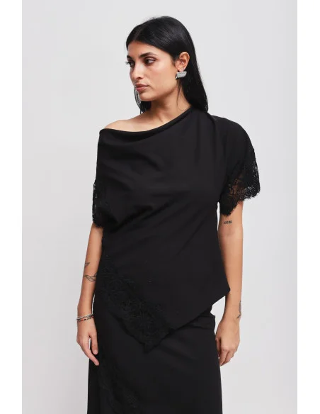 Top Con Scollo Asimmetrico E Inserti In Pizzo Maryley