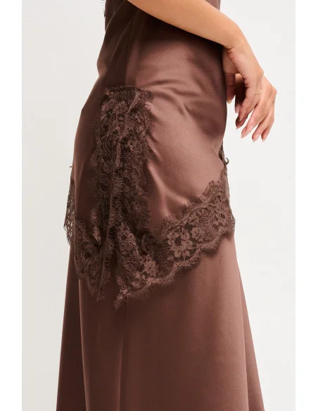 Top en satin avec encolure drapée et bordure en dentelle Maryley