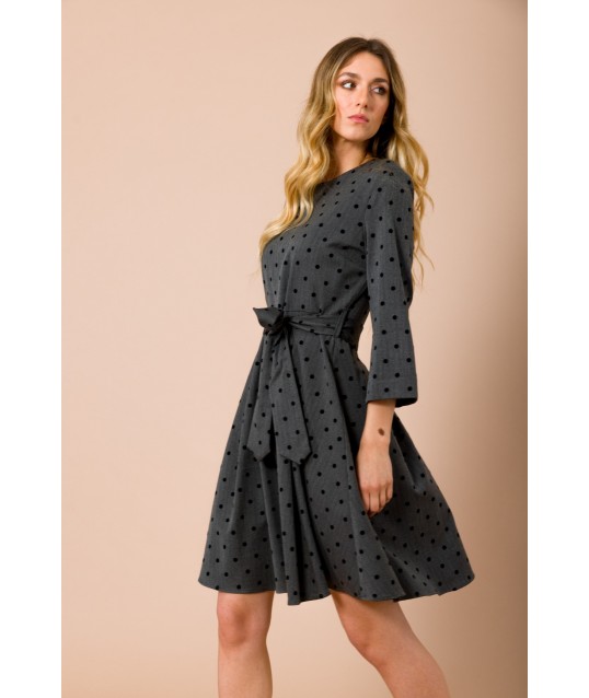 Robe courte avec jupe roulante. Manches 3/4 avec floccato à pois Maryley