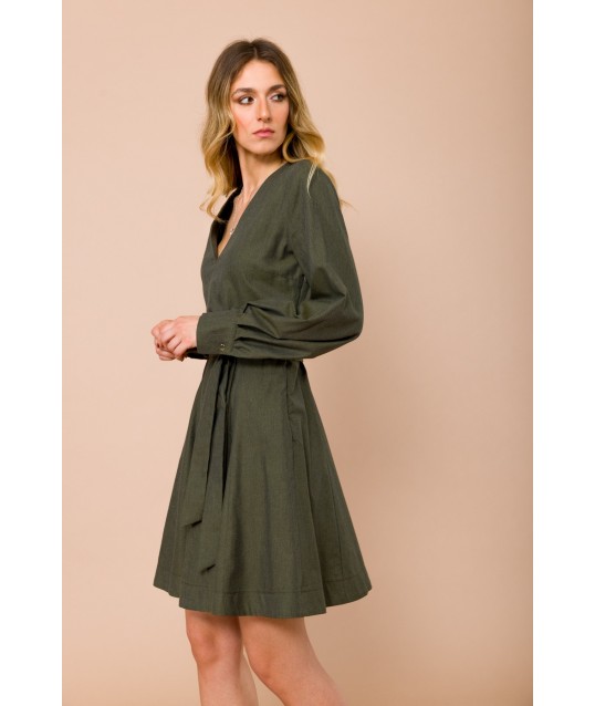 Robe courte avec décolleté en V. Jupe à ceinture Maryley