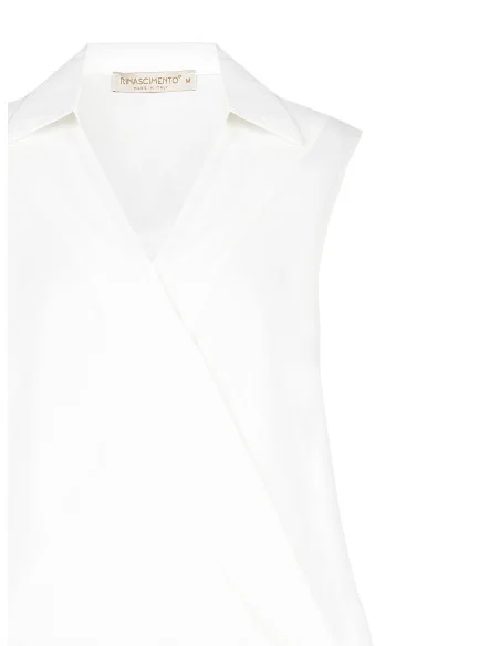 Top large asymétrique en satin avec encolure à anneaux et débardeur intégré Rinascimento