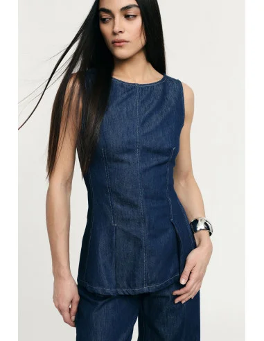 Sleeveless Top With Raised Seams And Zip Please