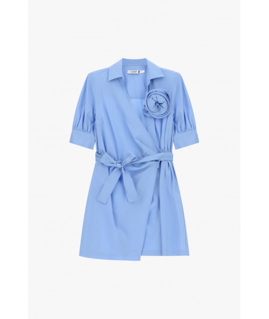 Robe courte croisée avec ceinture et fleur s'il vous plaît